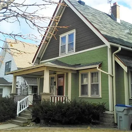 Comfortable 3 Bedroom Craftsman Bungalow In Milwaukee'S Bay View Neighborhood